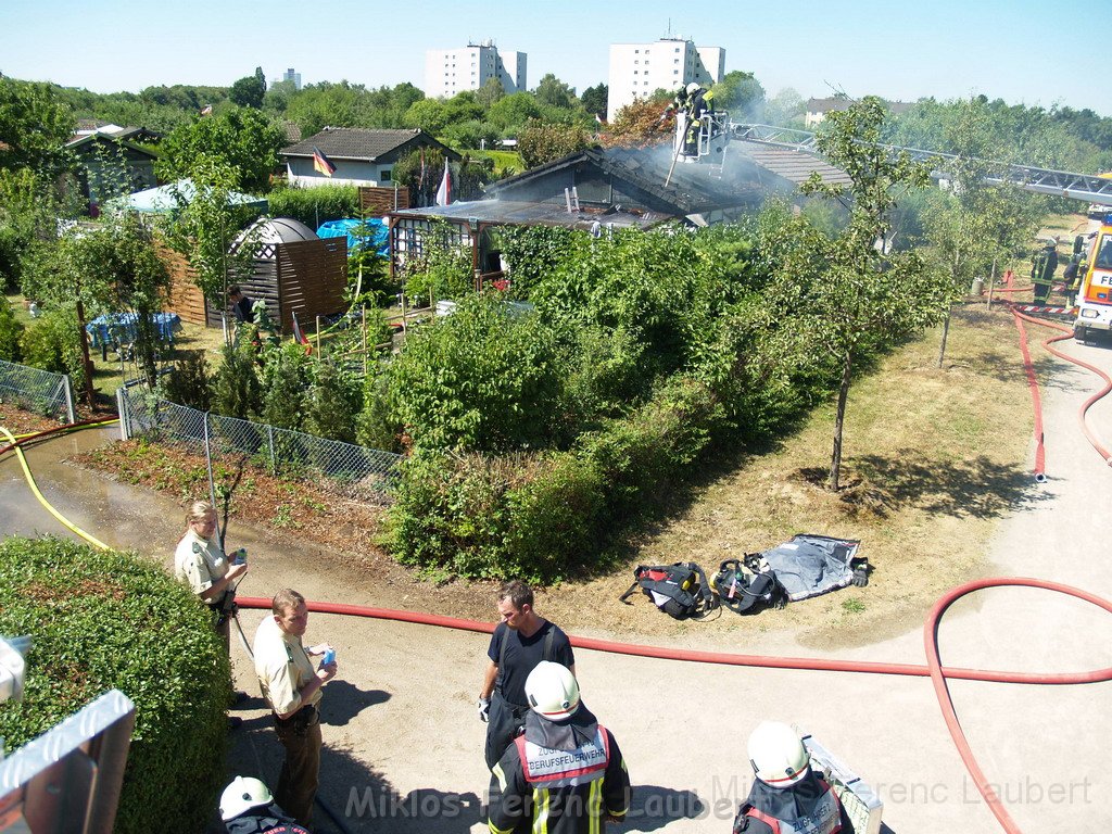 Gartenlaube in Vollbrand Koeln Poll Im Gremberger Waeldchen P247.JPG